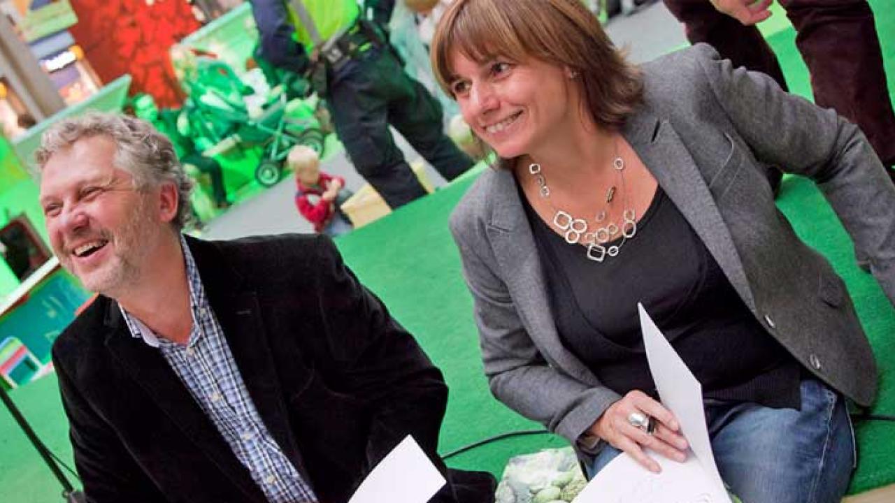 I dag lanserar den europeiska gröna rörelsen en webbplats – food-revolution.eu – för att visa att det redan finns många som förändrar vår matproduktion i rätt riktning, och för att skapa en plattform för att förändra EU:s lagstiftning om mat. Det skriver Europaparlamentariker Isabella Lövin (MP) och riksdagsledamoten Peter Eriksson (MP).