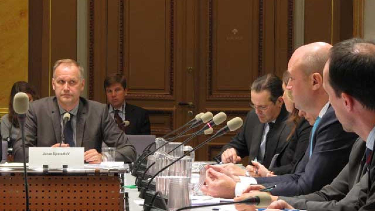 EU-nämnden idag. Riksdagsledamoten Jonas Sjöstedt (V) lyssnar på statsminister Fredrik Reinfeldt.