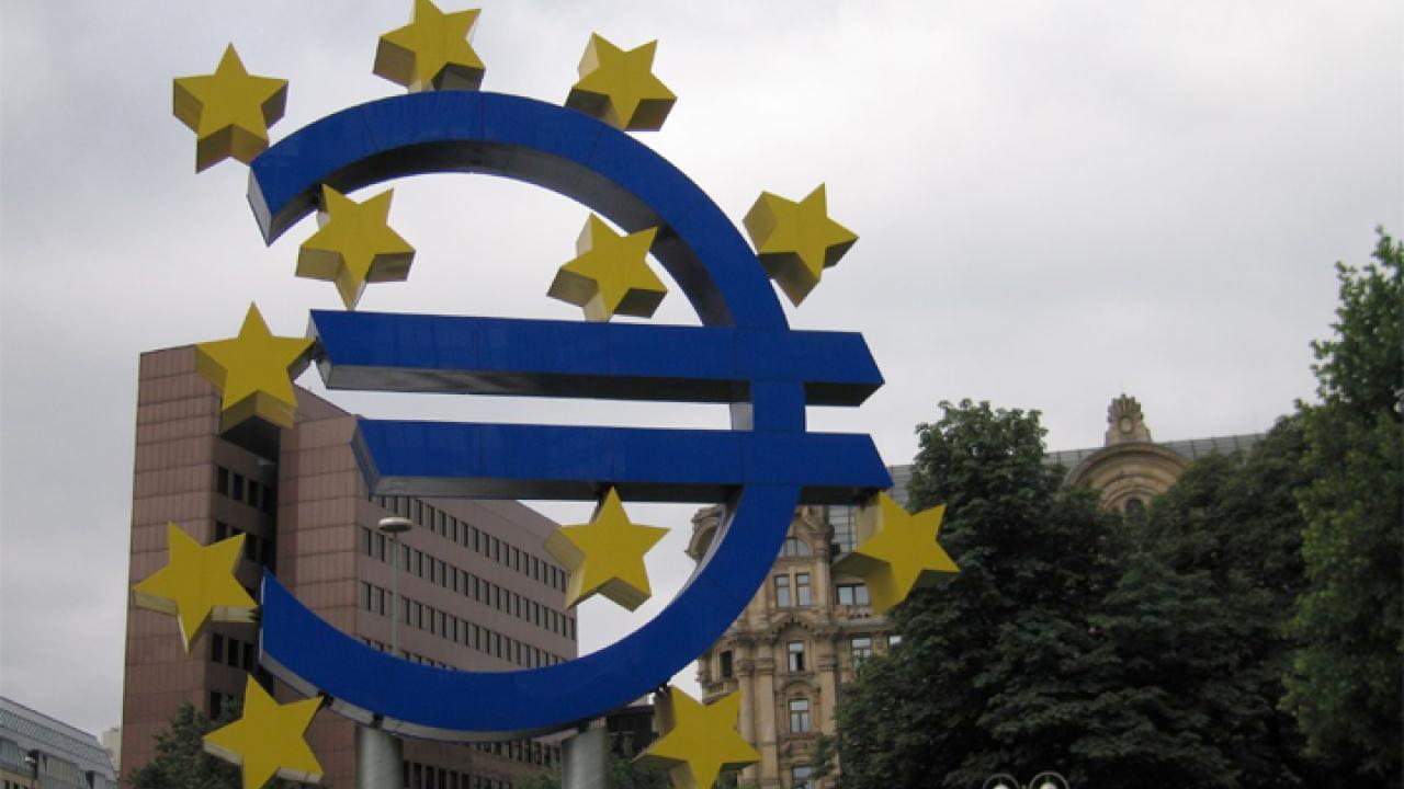 Kreditbetyget för EU:s krisfond EFSF nedgraderades av Standard & Poor's sent på måndagskvällen.