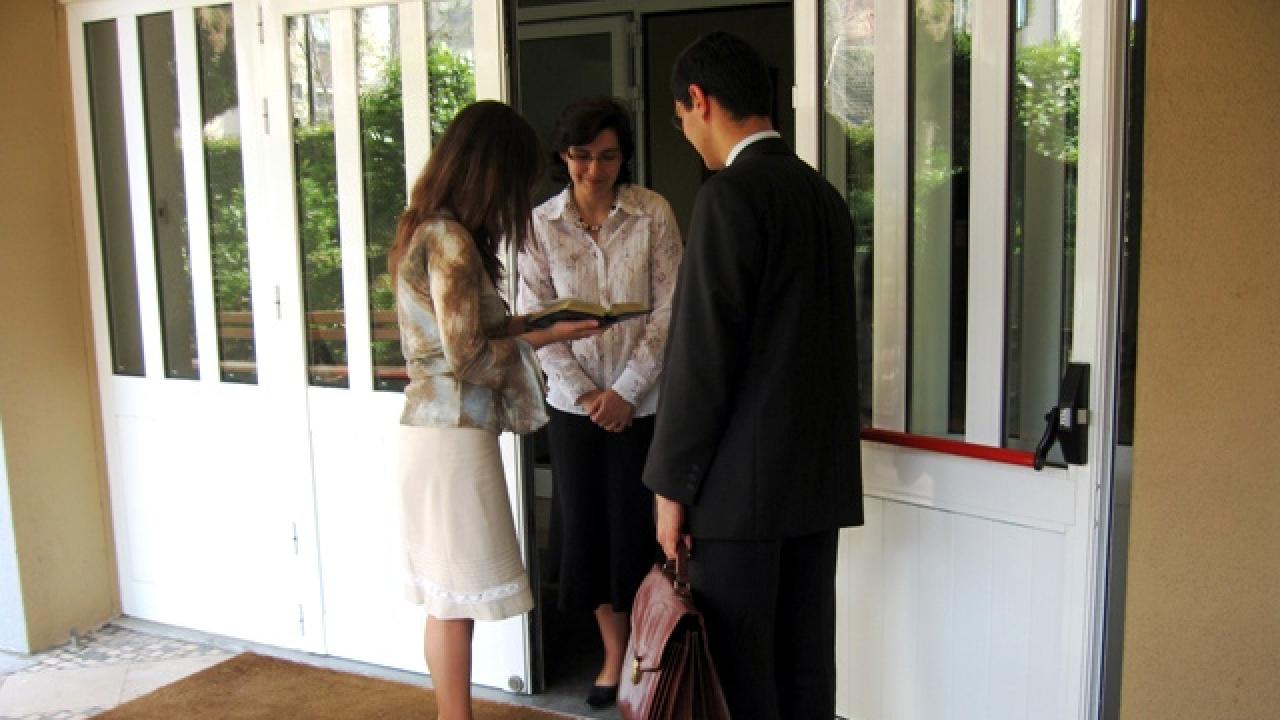 Jehovas vittnen knackar dörr i Portugal. Arkivbild.