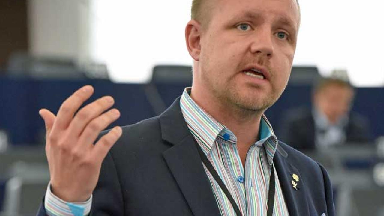 Centerpartiets Europaparlamentariker Fredrick Federley är oroad att borttagandet av roamingavifter för telefonsamtal äventyras.