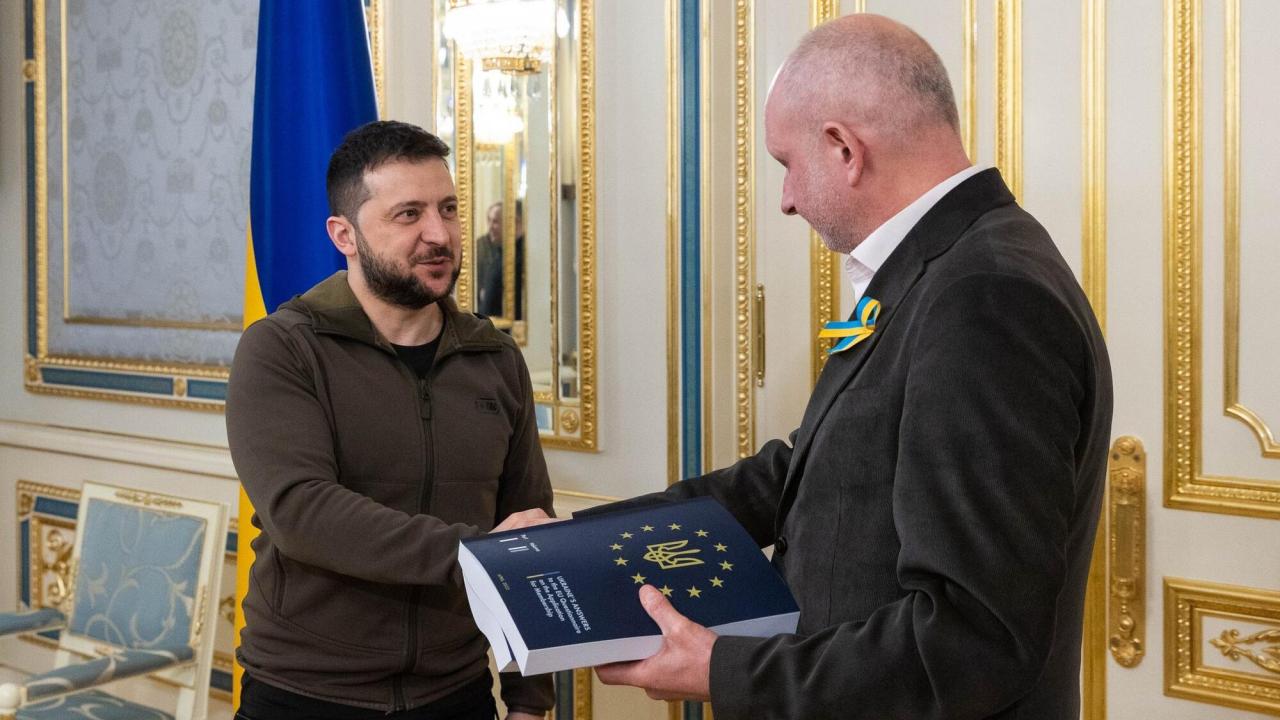 Den ukrainske presidenten Volodomyr Zelenskyj lämnade i veckan över begärda handlingar till EU:s Ukrainaambassadör Matti Maasikas i hopp om snabbehandling av frågan huruvida Ukraina kan bli kandidatland. 