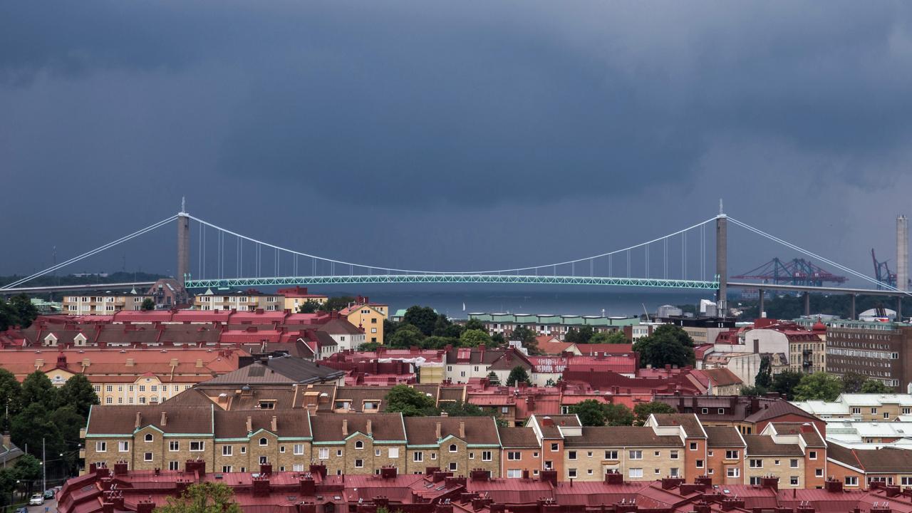 Älvsborgsbron vid inloppet till Göteborgs inre hamn och Eriksberg, som inte syns i bilden, där EU-toppmötet snart ska hållas. Bilden är något beskuren. 