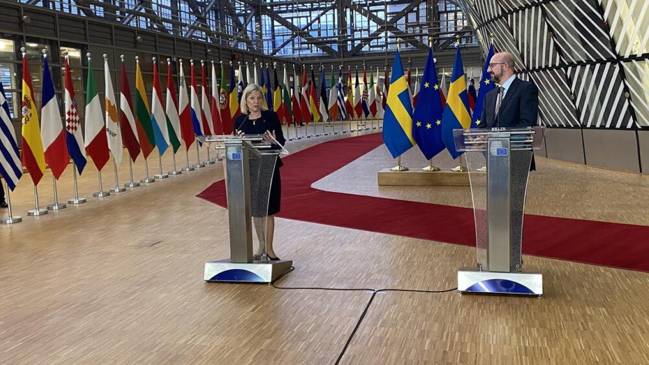 Statsminister Andersson (S) på sin första statsministeröverläggning i Bryssel, här tillsammans med Europeiska rådets ordförande Charles Michel.