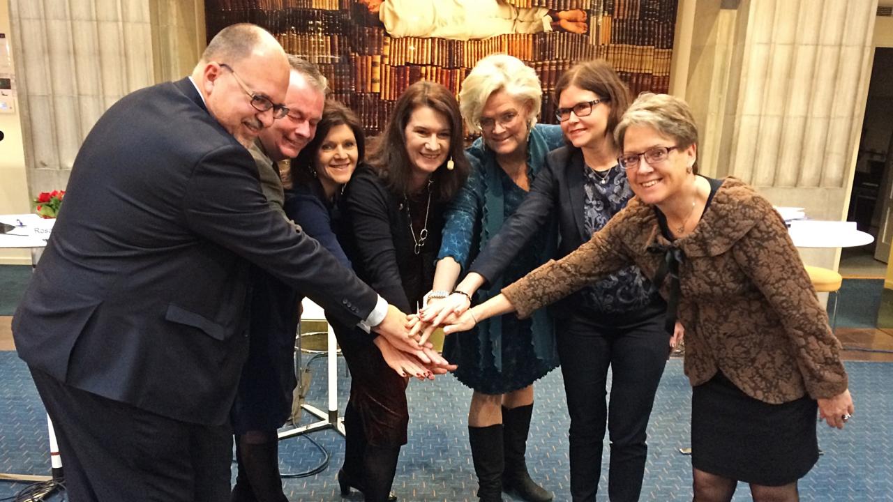 Från vänster Karl-Petter Thorwaldsson, LO, Göran Arrius, SACO, Eva Nordmark, TCO, Ann Linde, EU- och handelsminister, Carola Lemne, Svenskt Näringsliv, Lena Dahl, Sveriges kommuner och Landsting (SKL), och Eva Liedström Adler, Arbetsgivarverket.