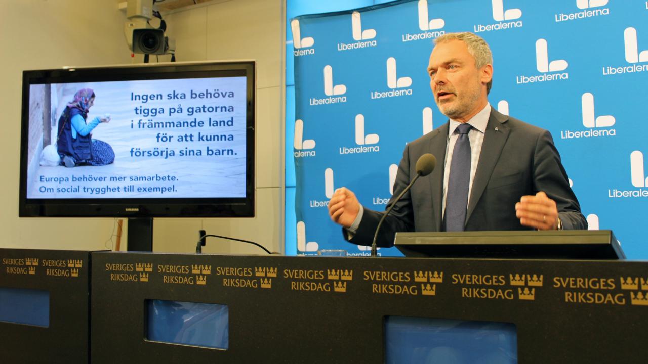 Liberalerna partiledare Jan Björklund vill att Sverige stödjer EU-kommissionens förslag på minimirättigheter för medborgarna på det sociala området.