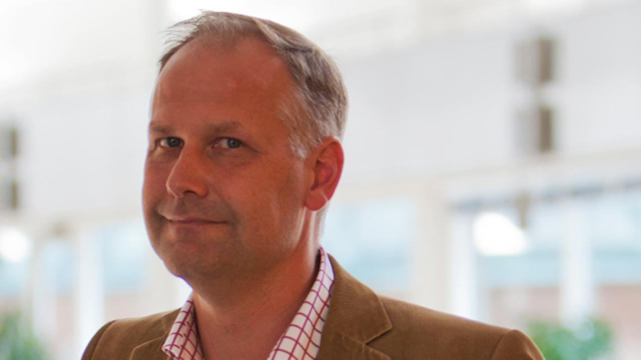 Partiledarkandidaten Jonas Sjöstedt (V) vill lägga ner euron.