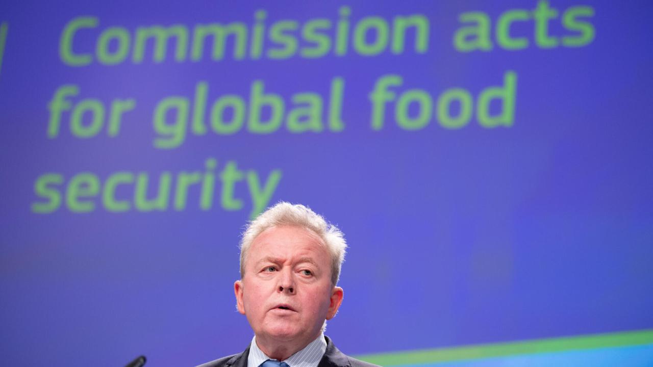 EU behöver producera mer mat säger EU:s jordbrukskommissionär Janusz Wojciechowski. 