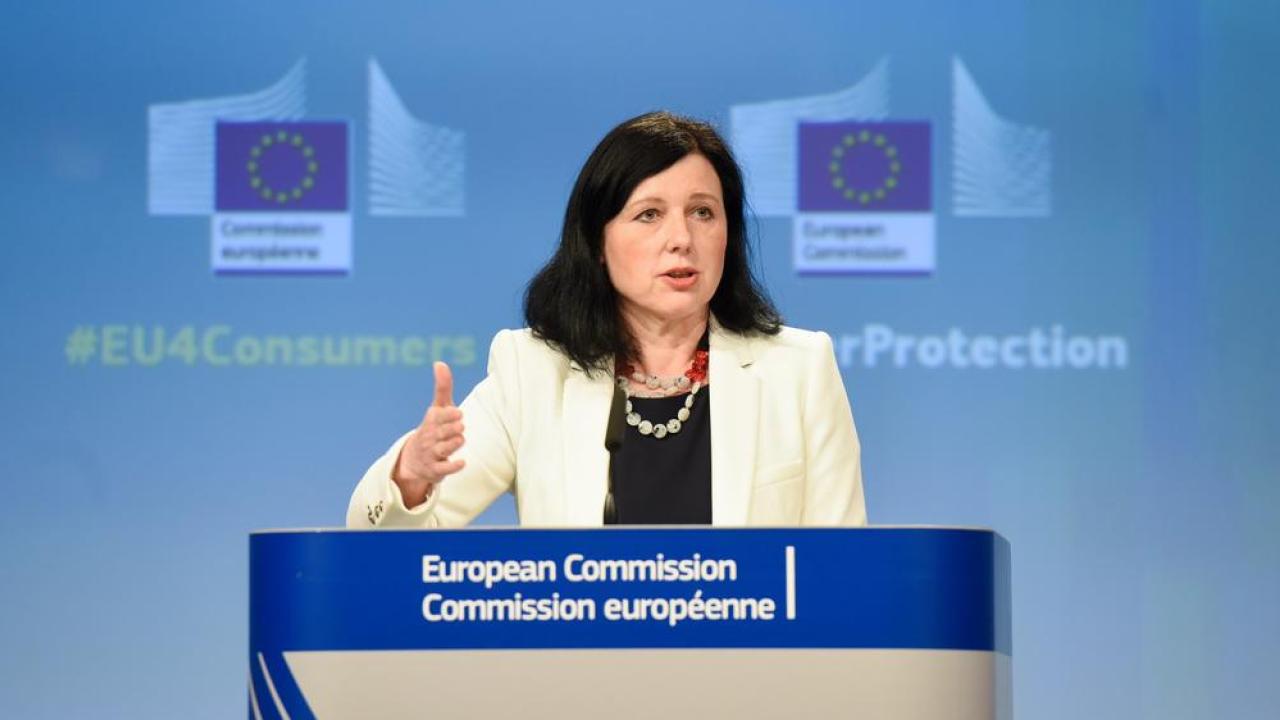 EU:s konsumentkommissionär Věra Jourová vill se högre böter för fuskande företag och stärkt konsumentskydd. 