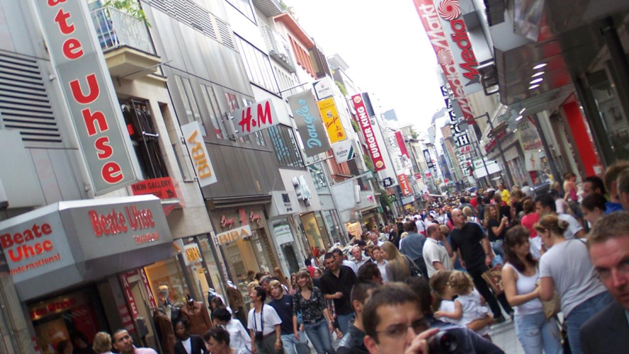 Den tyska centralbanken, Bundesbank, känner trycket och släpper på tidigare benfasta inflationskrav.