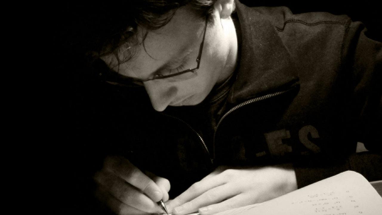 Svenska pojkar har blivit sämre på att läsa och skriva. Arkivbild.