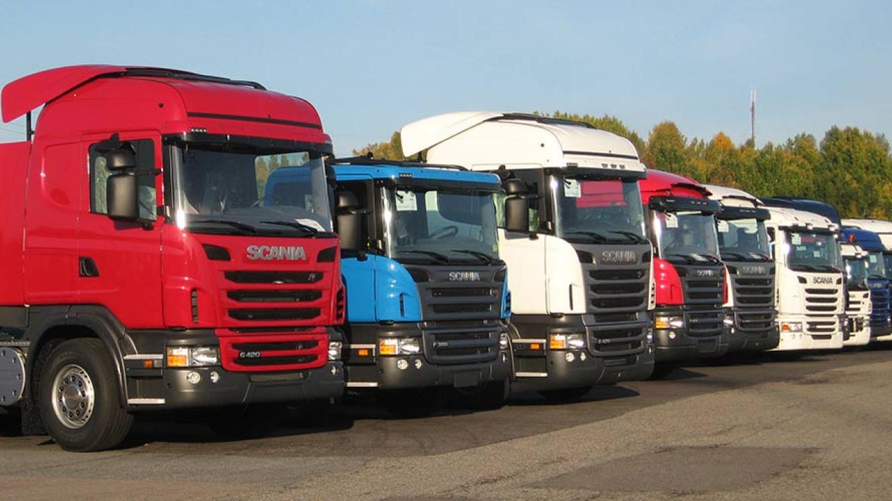 Miljöpartiet och Vänsterpartiet är emot att Sverige beviljas ett undantag från EU för längre och tyngre fordon i Sverige. Arkivbild.