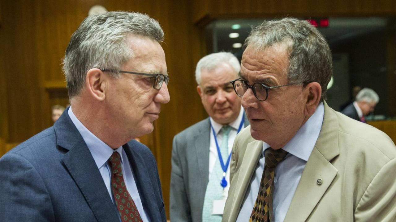 Tysklands inrikesminister Thomas de Maizière och Greklands migrationsminister Ioannis Mouzalas i samtal. Arkivbild.