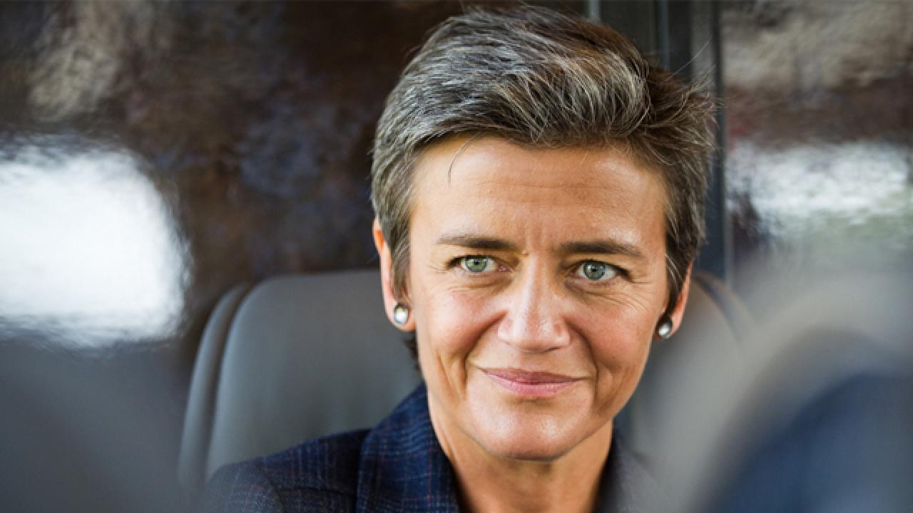 Den danska ekonomi- och inrikesministern Margrethe Vestager tar ett steg närmare finanspakten.