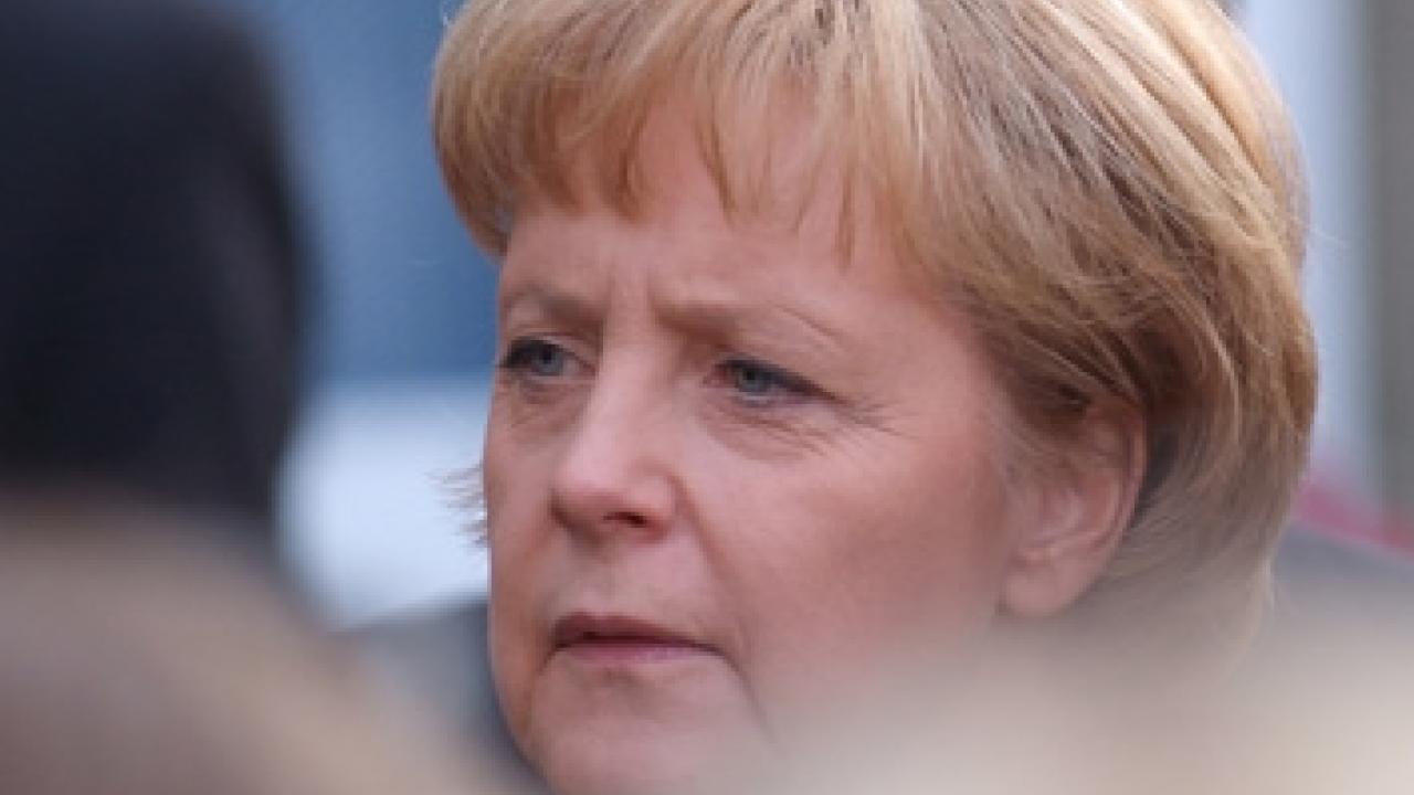 Merkel sägs slitas mellan två läger med olika invandringssyn inom det egna partiet CDU.