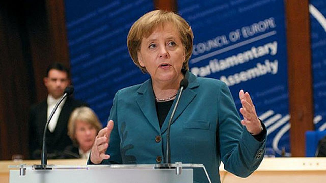 Angela Merkel backar om IMF-lån.