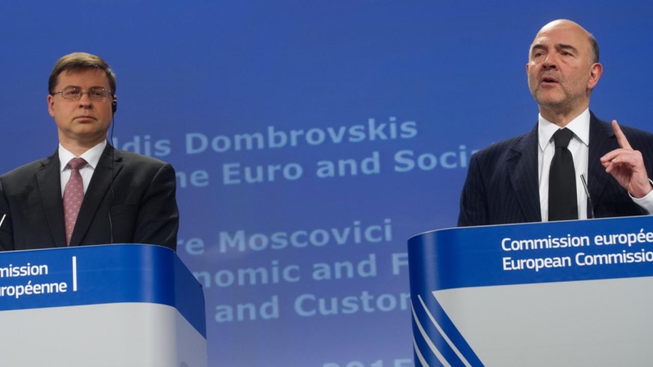 Kommissionär Valdis Dombrovskis och Pierre Moscovici. Arkivbild.