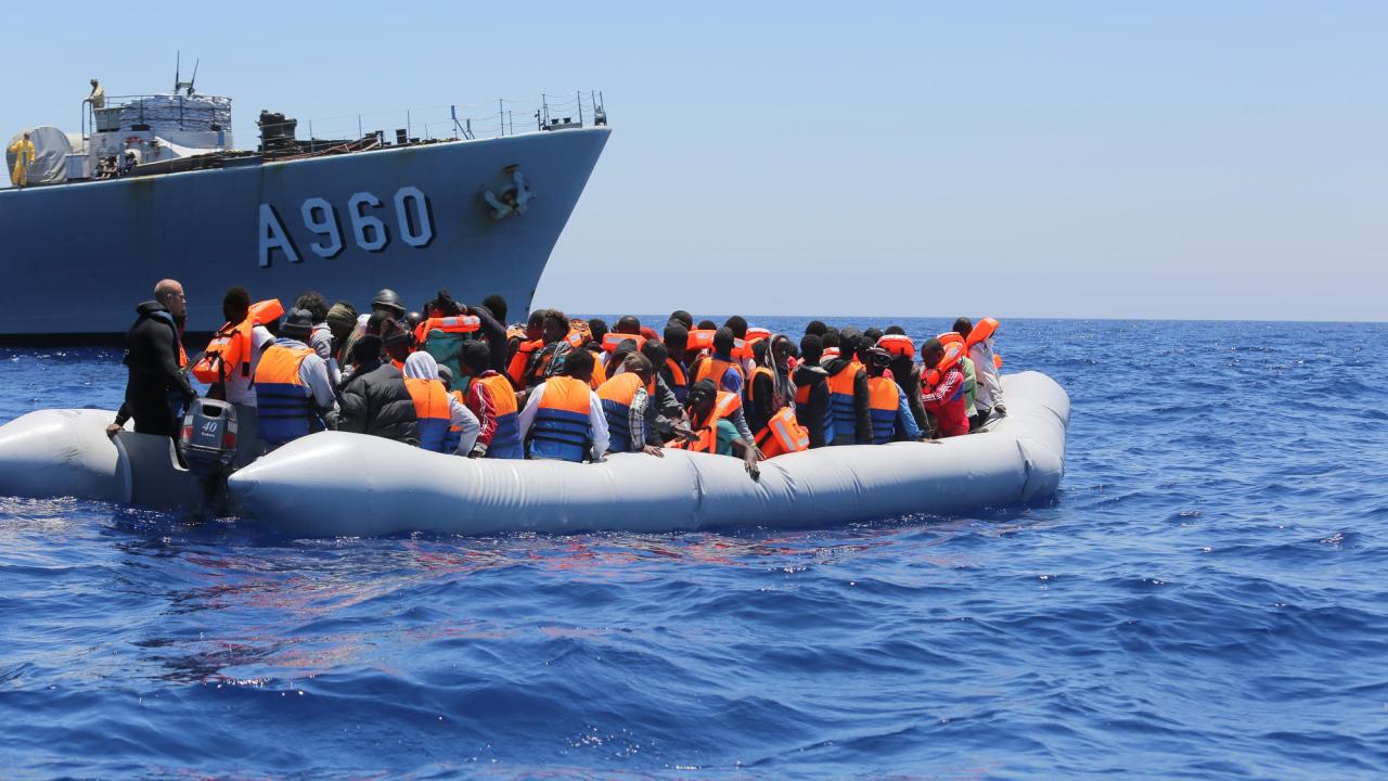 För att sätta stopp för att flyktingar dör på vägen till EU vill ett utskott att det införs visum för asylsökande.