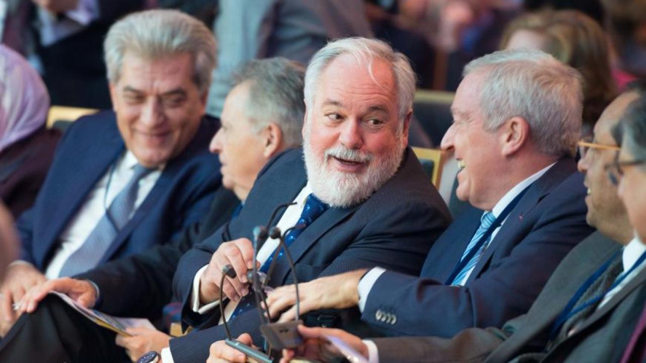 Klimatkommissionär Miguel Arias Cañete, i mitten, på klimatförhandlingarna i Paris.