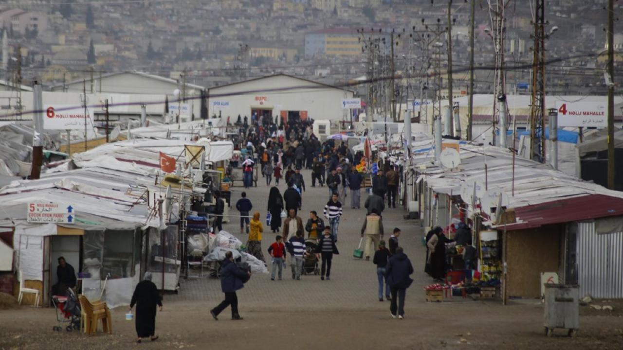 Flyktingläger utanför turkiska  Gaziantep. Sammanlagt beräknas över tre miljoner flyktingar bo i Turkiet. Arkivbild.