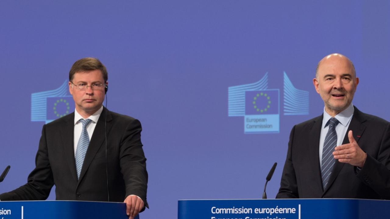 EU-kommissionärer Valdis Dombrovskis och Pierre Moscovici.