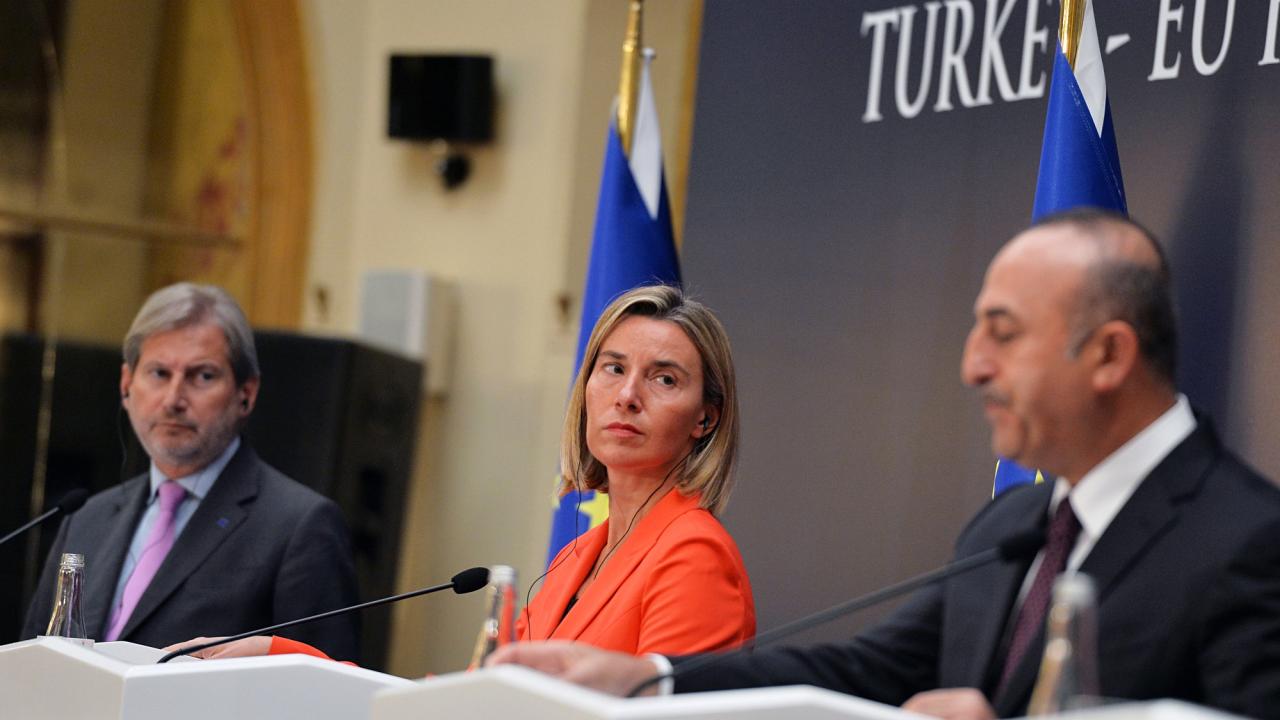 EU-kommissionär Johannes Hahn, EU:s utrikeschef Federica Mogherini och Turkiets utrikesminister Mevlüt Çavuşoğlu. Arkivbild.