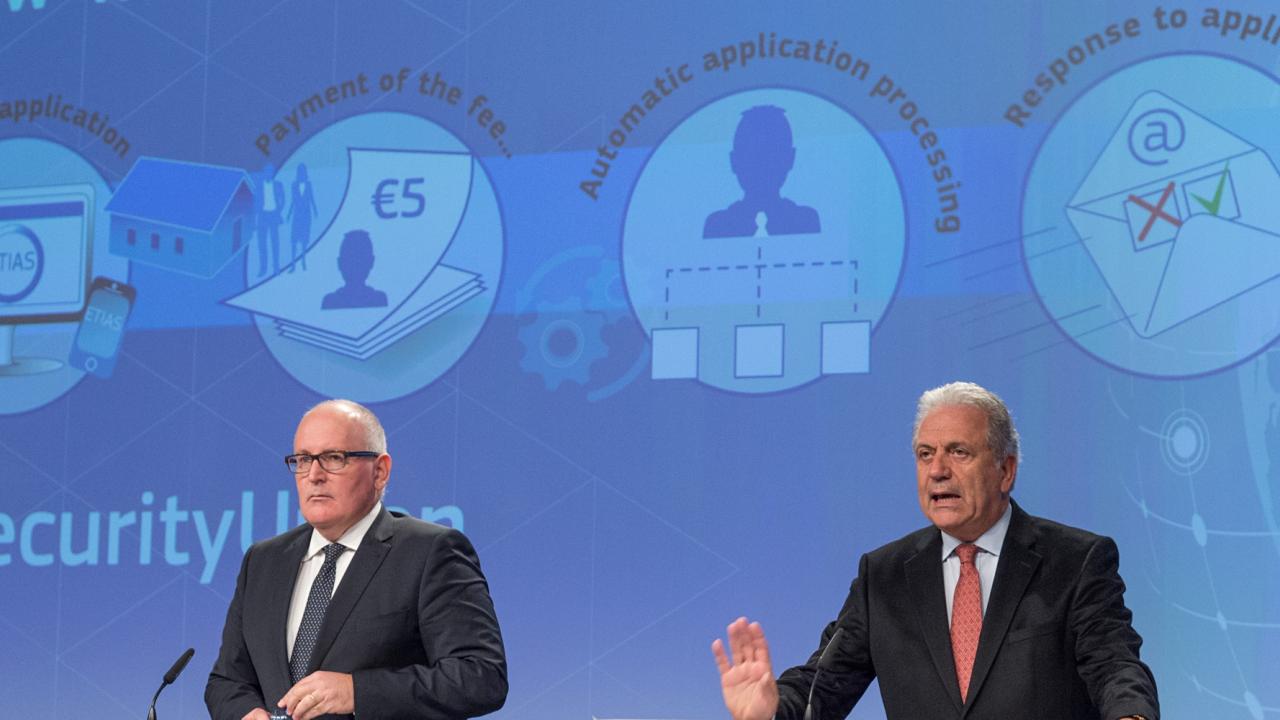 EU-kommissionärer Frans Timmermans och Dimitris Avramopoulos.