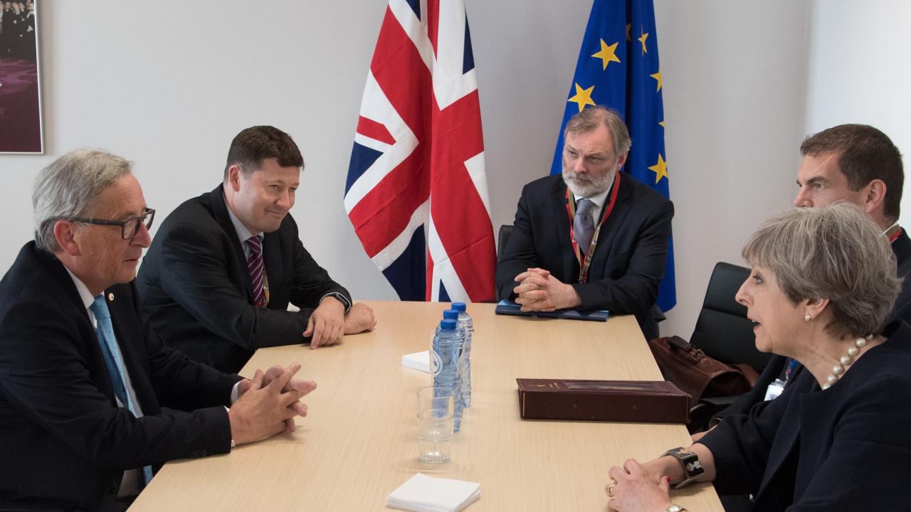 EU-kommissionens ordförande Jean-Claude Juncker och Storbritanniens premiärminister Theresa May tillsammans med sina närmaste medarbetare vid ett tidigare möte. Arkivbild.