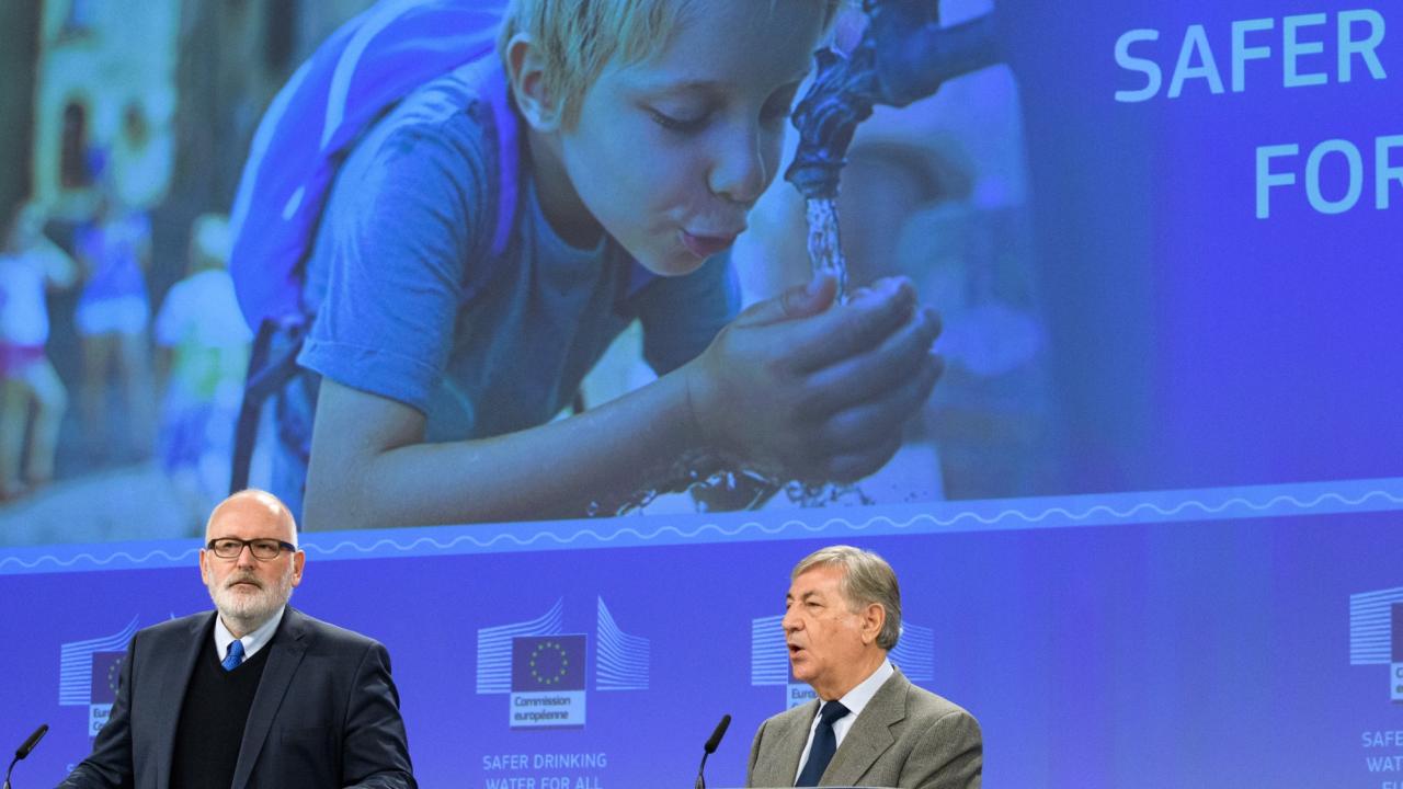 EU-kommissionärer Frans Timmermans och Karmenu Vella.