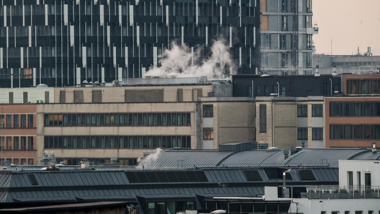 Klimatfonden är tänkt som ett stöd för att hjälpa dem som drabbas mest när det blir dyrare att bränna fossila ämnen för att värma upp byggnader och köra bil. Arkivbild.