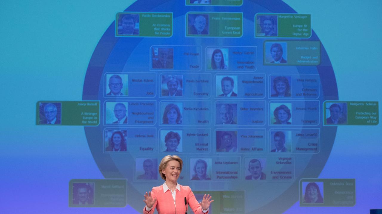 EU-kommissionens tillträdande ordförande Ursula von der Leyen framför sitt organigram för nästa kommission.