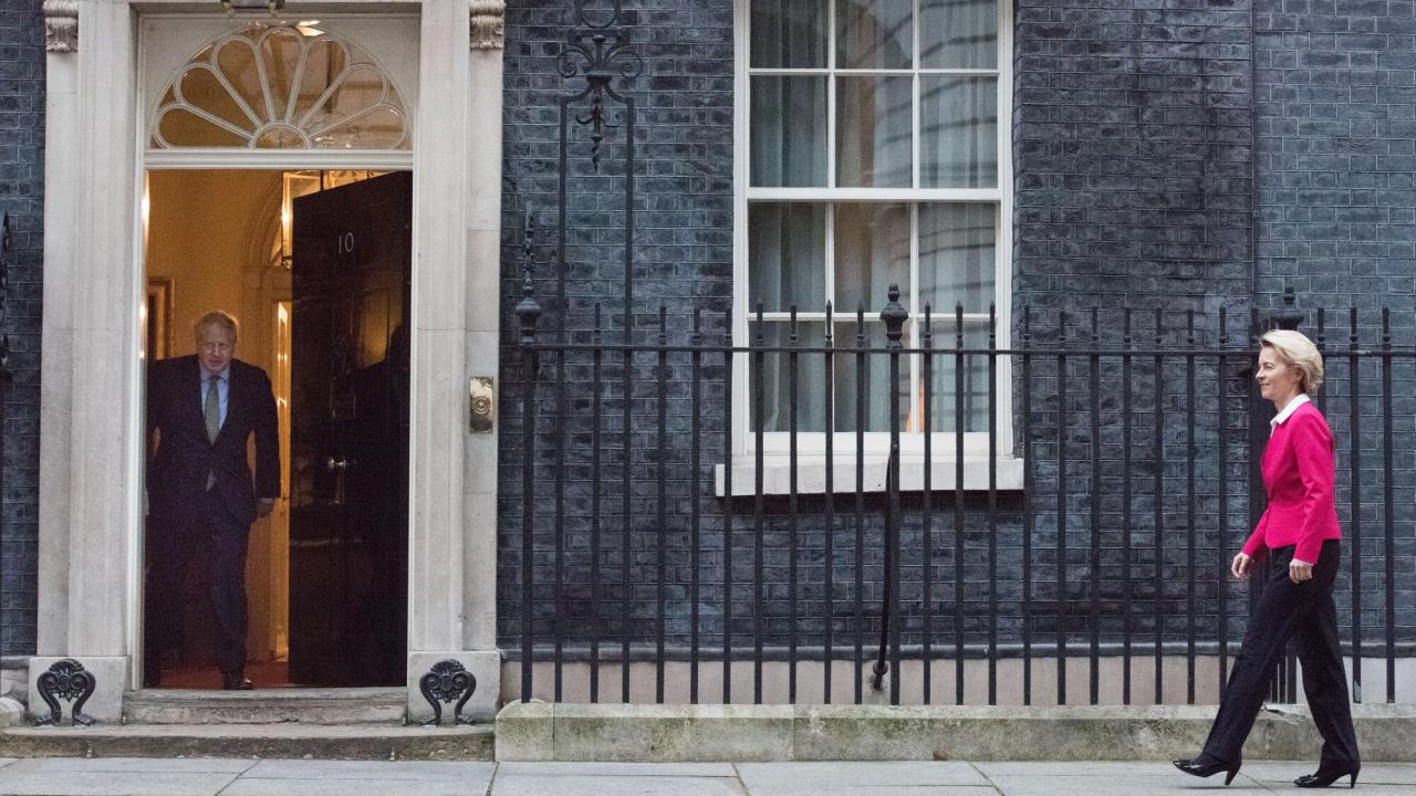 Den brittiske premiärministern Boris Johnson och EU-kommissionens ordförande Ursula von der Leyen vid ett möte innan coronakrisen. Arkivbild.