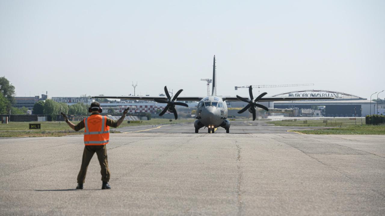 Regeringen ska efter granskning skriva under FN-initiativ om att minska utsläppen inom flygsektorn, säger de till Europaportalen. 