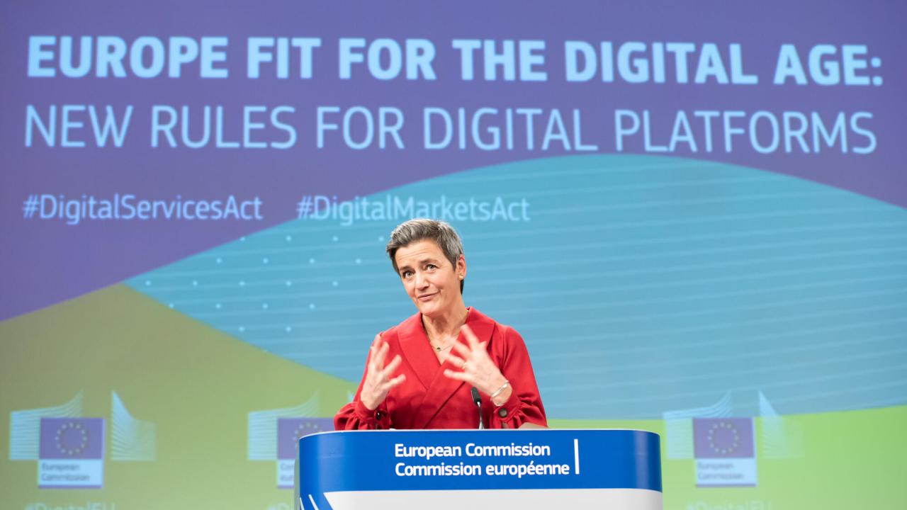 EU-kommissionär Margrethe Vestager presenterar förslag på nya EU-regler för digitala plattformar och marknadsplatser.