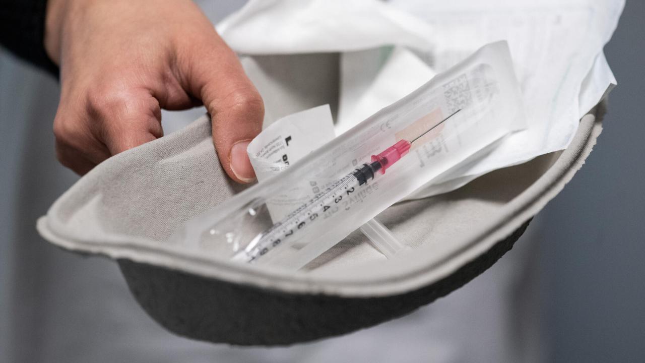 EU-kommissionen har beställt upp till 400 miljoner doser av Astra Zenecas covid-19-vaccin. Arkivbild.