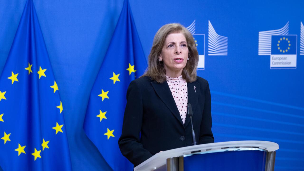 EU:s hälsokommissionär Stella Kyriakides under måndagens uttalande.