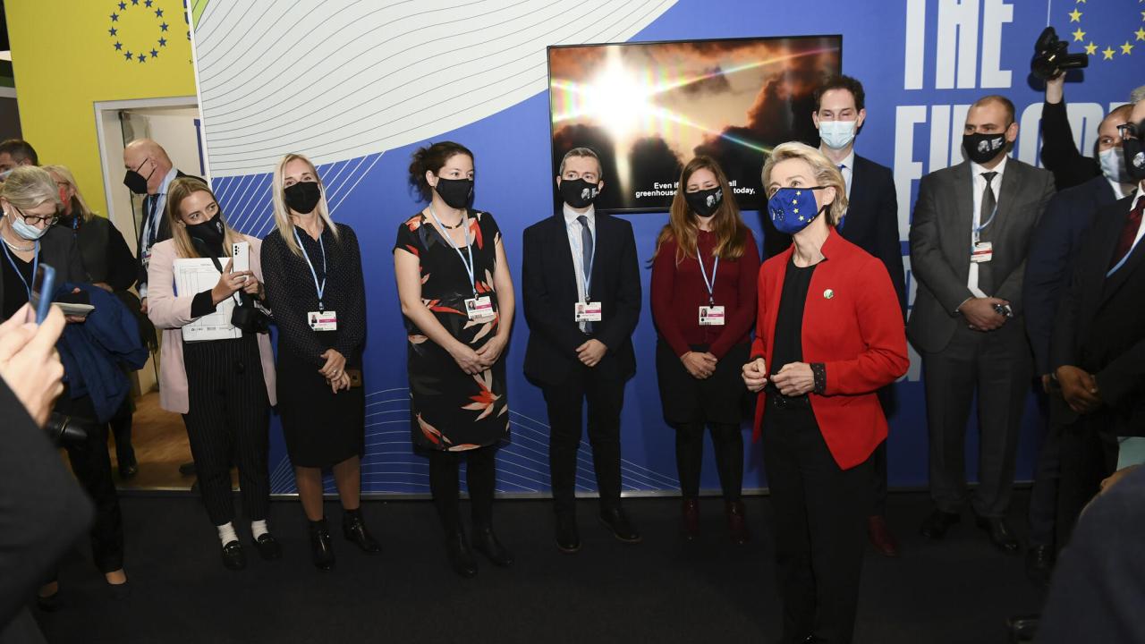 EU-kommissionens ordförande Ursula von der Leyen (i rött) på FN:s klimatmöte i Glasgow.