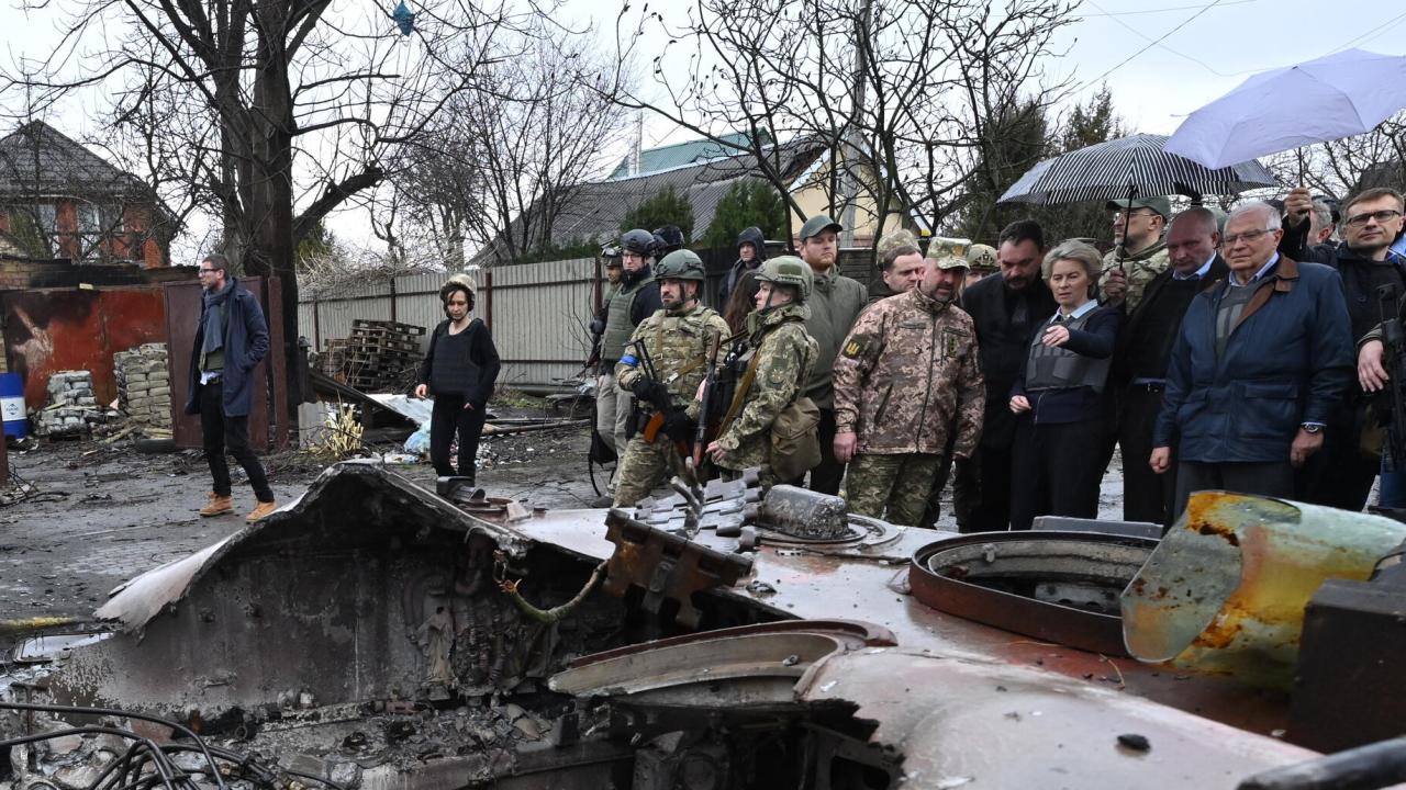 EU:s utrikesrepresentant Josep Borrell (till höger i blå jacka) i Ukraina i mitten av april. 