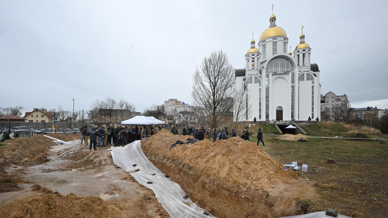 Massgrav i ukrainska Butja efter Rysslands härjningar. Arkivbild.