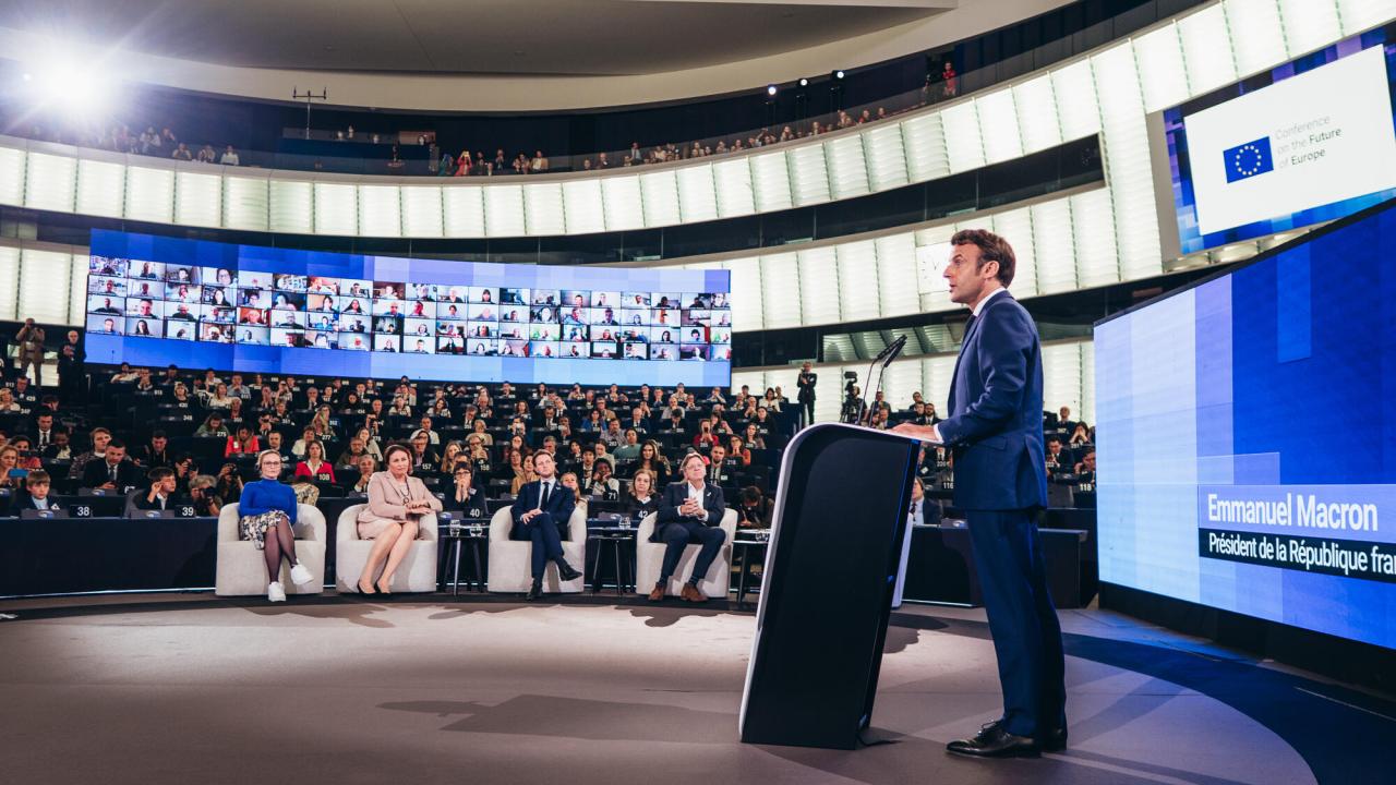 Frankrikes president Emmanuel Macron talar vid måndagens avslutning av Konferensen om EU:s framtid i Europaparlamentet i Strasbourg-