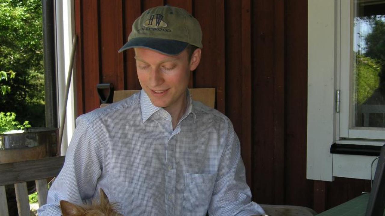 Förre riksdagsledamoten Karl Sigfrid menar att icke-kommersiella tjänster som Wikipedia kan få stora problem om förslaget i EU-parlamentet går vidare