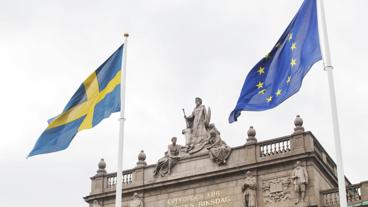 Sveriges och EUs flagga hissade på Riksplan framför Östra riksdagshuset.