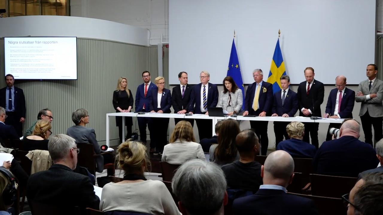 Alla riksdagens partier deltog i fredagens presentation av regeringens och riksdagspartiernas rapport om Sveriges säkerhetspolitiska läge efter Rysslands anfall på Ukraina.  