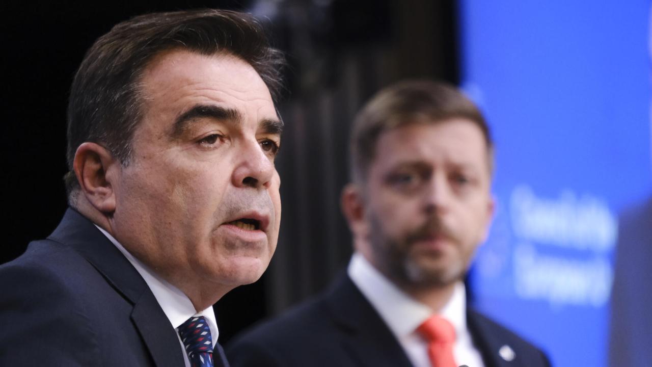 EU-kommissionens vice ordförande Margaritis Schinas på fredagens presskonferens. I bakgrunden Tjeckiens inrikesminister Vit Rakusan. 