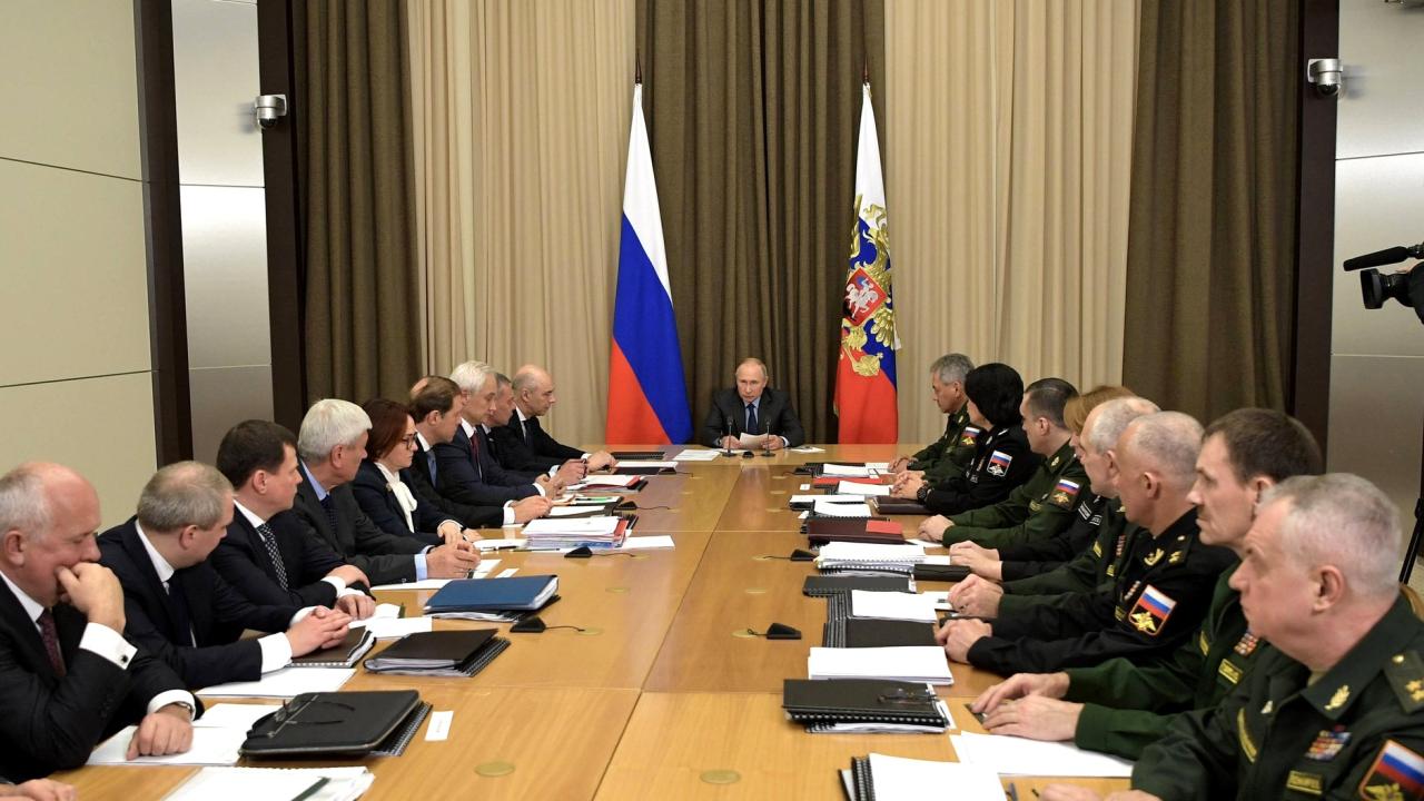 Rysslands ledare Vladimir Putin i möte med företrädare för den ryska militären och försvarsindustrin. Arkivbild.