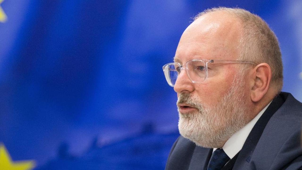 Kommissionär Frans Timmermans riktar fortsatt kritik mot Polen. 