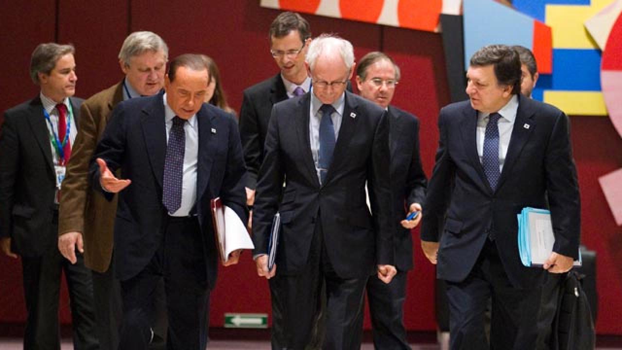 Italiens Berlusconi, rådsodförande Van Rompuy och kommissonens ordförande Barroso under toppmötet.