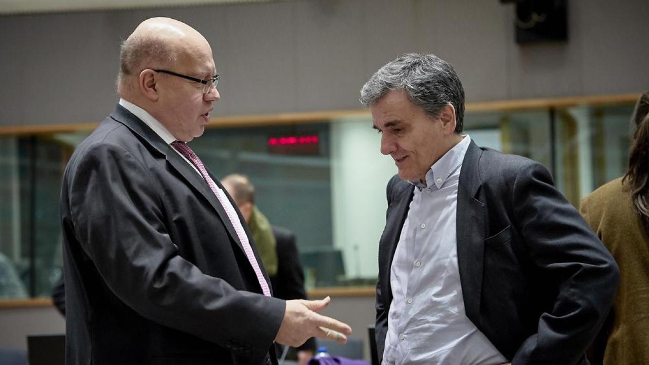Greklands finansminister Euklidis Tsakalotos (till höger) diskuterar med tysken Peter Altmeier på måndagens eurogruppsmöte. 