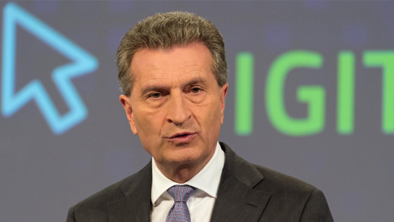 EU-kommissionär Günther H. Oettinger lovar att föreslå en skräpning av medietillsynsmyndigheternas oberoende. Arkivbild.