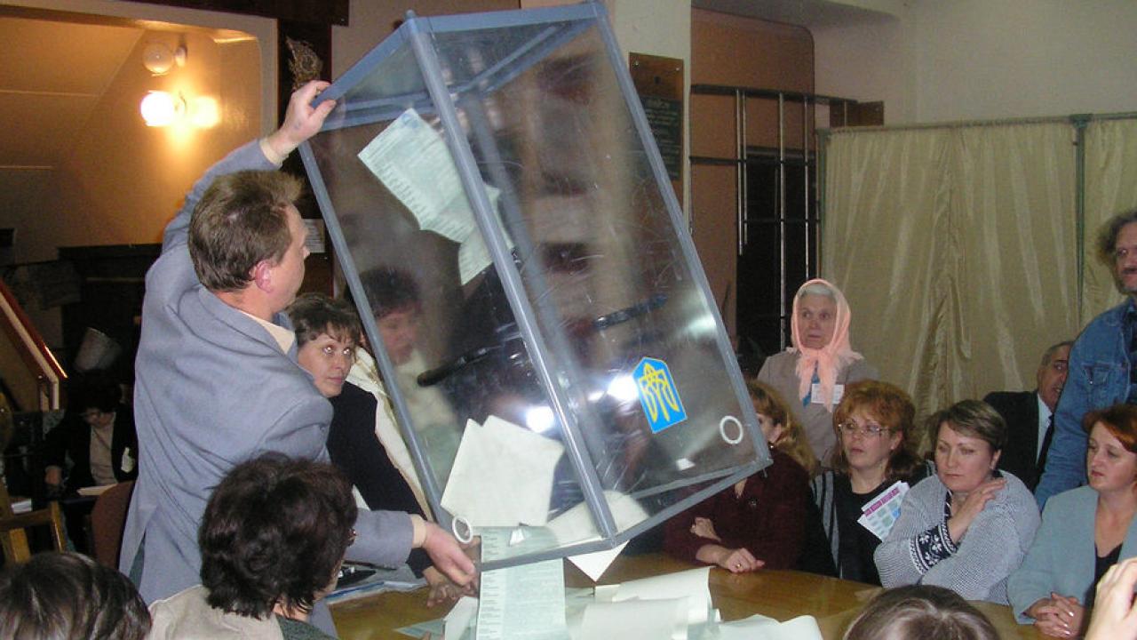 Grekland och Ukraina har under 2022 nedgraderats på i demokratiklassificeringen. Tjeckien har samtidigt uppgraderats. Arkivbild.